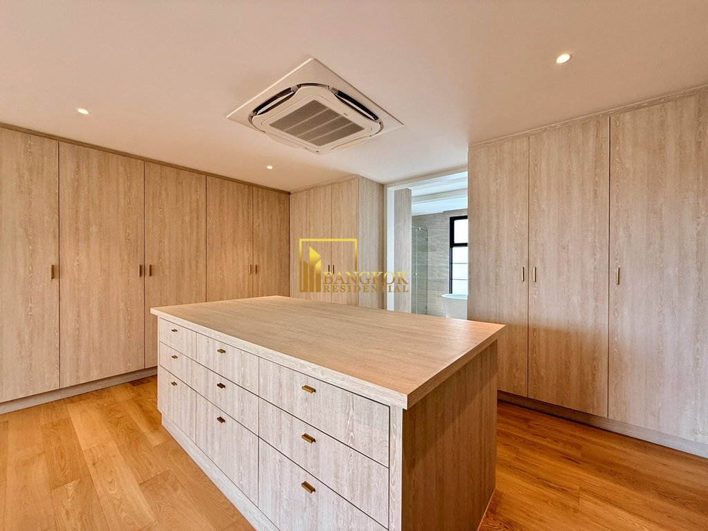 รูป Modern 5 Bedroom Luxury House For Sale in Ekkamai Area - BR28364SH - รูปที่ 24/49
