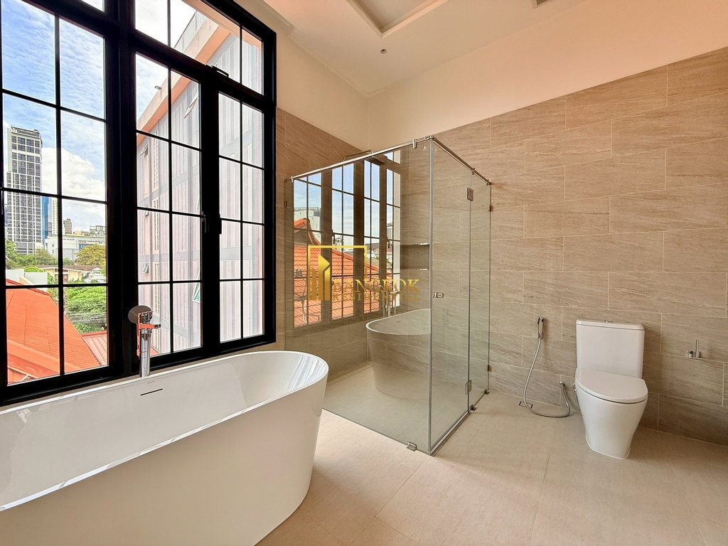 รูป Modern 5 Bedroom Luxury House For Sale in Ekkamai Area - BR28364SH - รูปที่ 44/49
