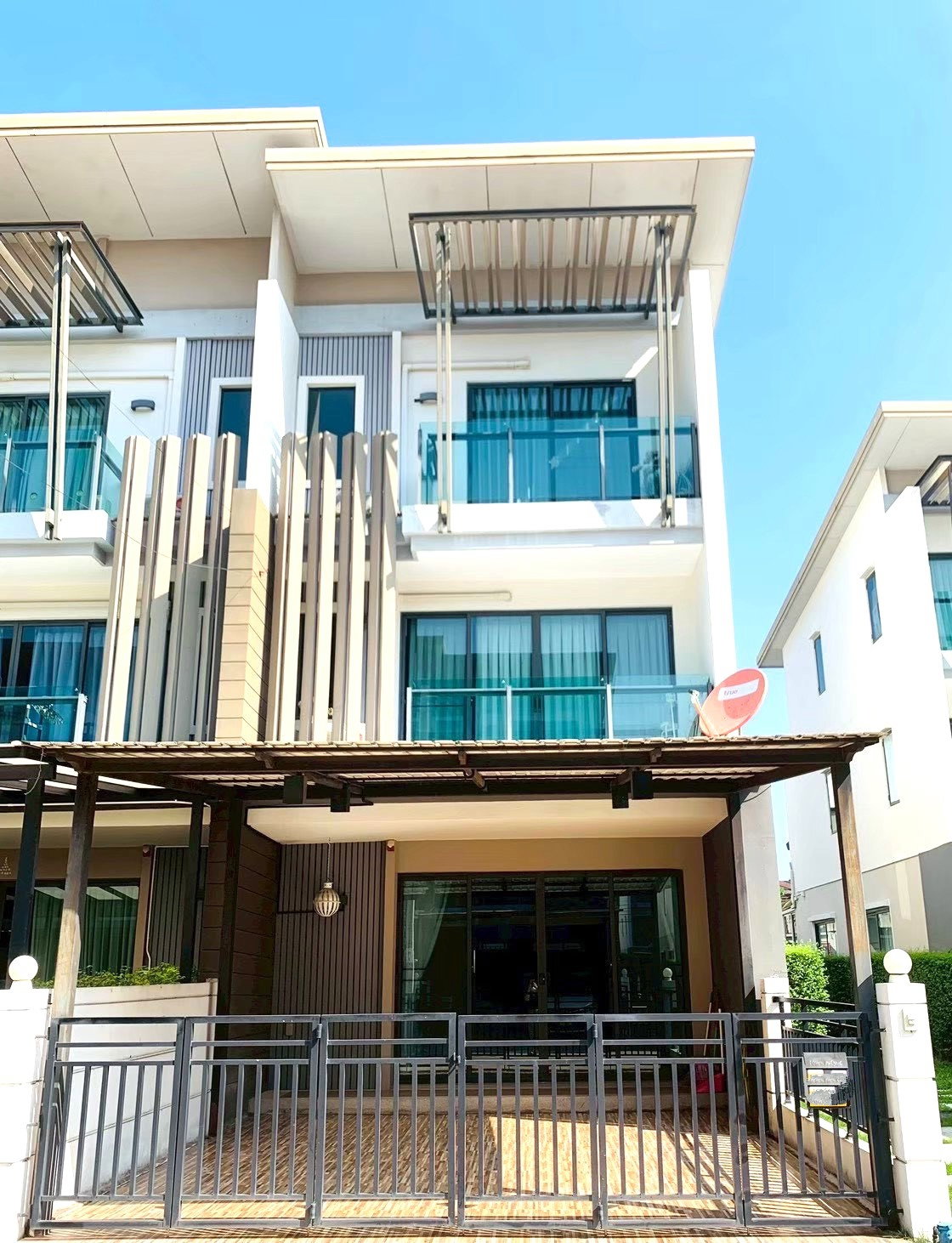 ให้เช่าทาว์นโฮม 3ชั้น ทาวน์ อเวนิว โคโคส พระราม 2 ซอย 50 (หลังมุม)