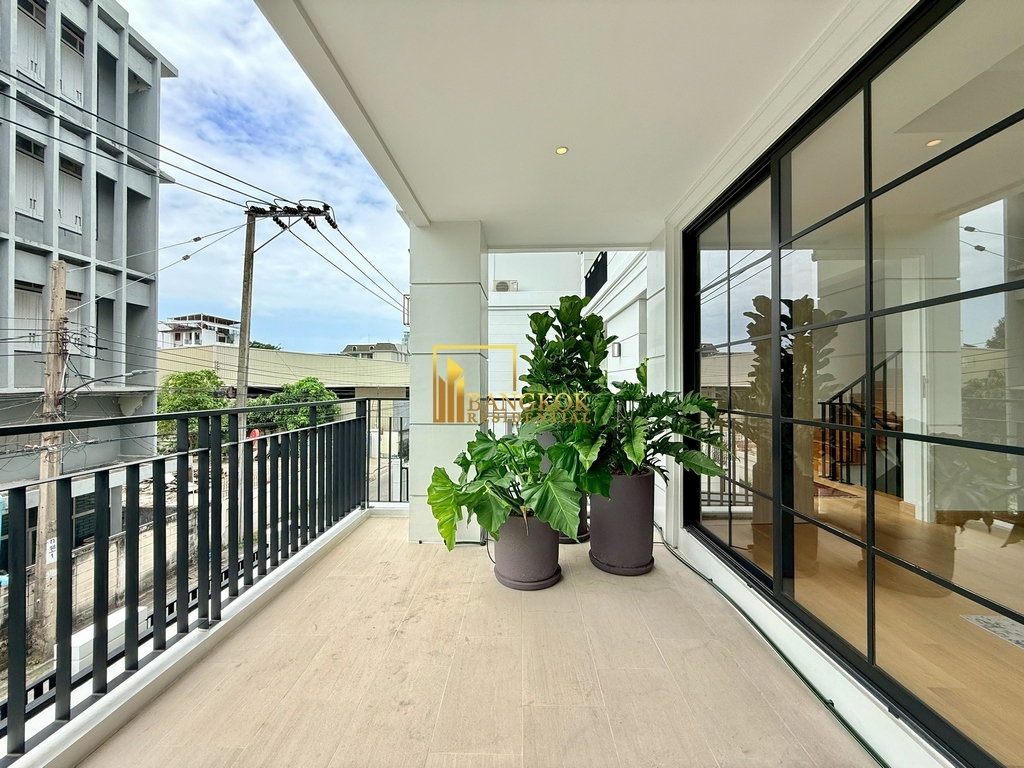 รูป Modern 5 Bedroom Luxury House For Sale in Ekkamai Area - BR28364SH - รูปที่ 12/49
