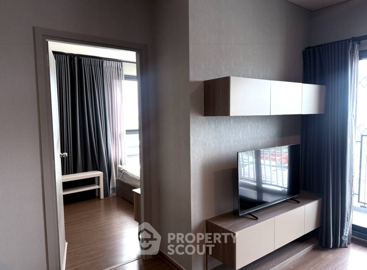 picture High-Floor 2-BR Condo at Ideo Phaholyothin Chatuchak, 200m to BTS Saphan Khwai (ID 2029264) - 2/10