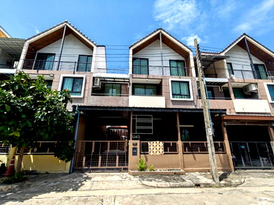 Townhouses for sale Silpakorn University City Campus : Townhome for Sale at Luk Golf Premium Muang Thong Thani | 3 Storeys | Ready Home Office | Parking for 4 Cars Property Overview