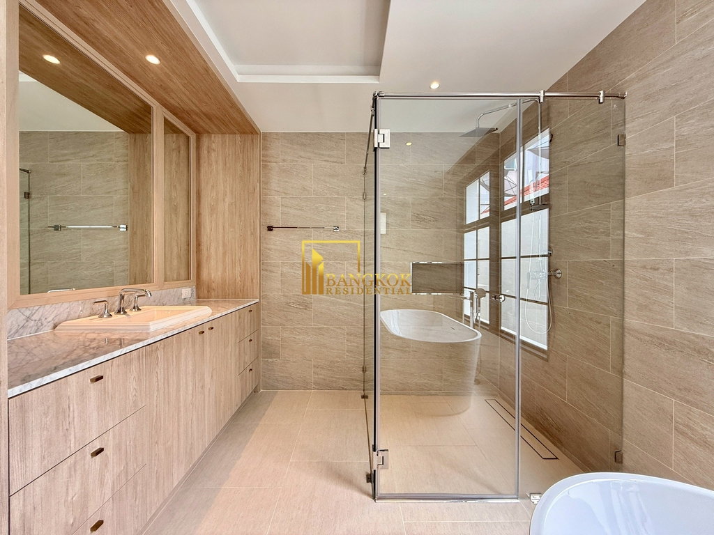 รูป Modern 5 Bedroom Luxury House For Sale in Ekkamai Area - BR28364SH - รูปที่ 25/49