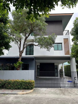 🏡✨ ให้เช่าบ้านเดี่ยวหรู 3 ชั้น พร้อมเข้าอยู่ – หมู่บ้านลุมพินี สวนหลวง ร.9 ✨ ทำเลศักยภาพย่านศรีนครินทร์ ใกล้ห้างสรรพสินค้า และสิ่งอำนวยความสะดวก