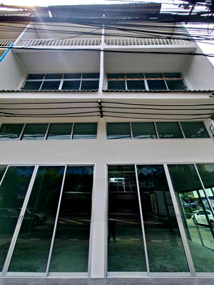 เช่าอาคารพาณิชย์ วิทยาลัยพณิชยการบางนา : ให้เช่าอาคารพาณิชย์รีโนเวทใหม่หัวมุม 2 คูหา 3ชั้นครึ่ง ติดถนนเฉลิมพระเกียรติ ที่จอดรถเยอะ
