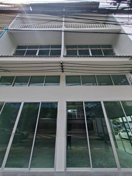Newly renovated corner commercial building for rent, 2 units, 3.5 stories, on Chalerm Phra Kiat Road, ample parking.