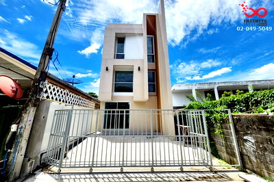 บ้านเดี่ยว ม.ศรีปทุม : ขายบ้านเดี่ยว 2.5 ชั้น 24.5 ตร.วา ซอยรามอินทรา 13 ดีไซน์สวย พร้อมอยู่ ใกล้ถนนรามอินทรา เพียง 200 เมตร