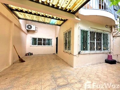 Townhouses for sale Srinakharinwirot University Prasanmit Campus : 3 Bedroom Townhouse for sale in Khlong Tan Nuea, Bangkok  6598368