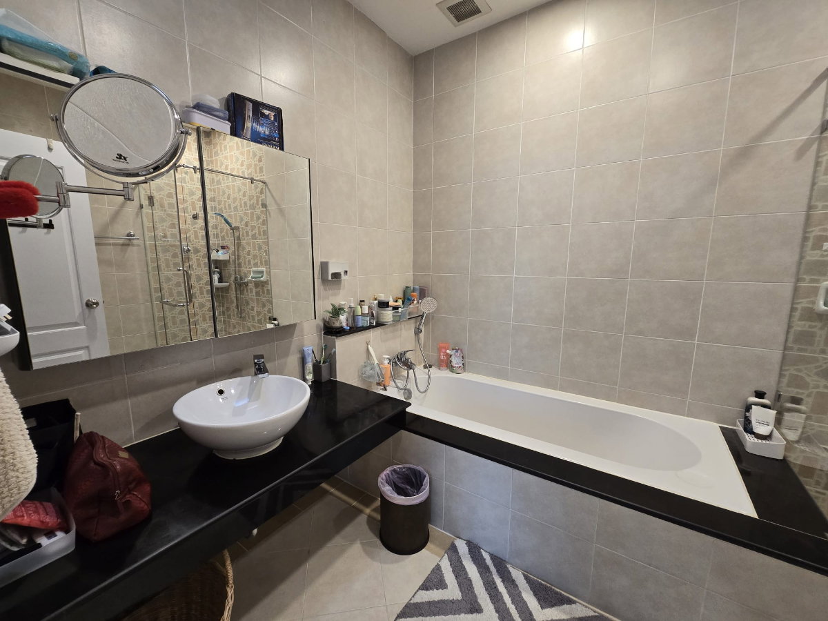 picture Beautiful Corner Townhouse Near BTS Udomsuk 4 Bed 5 Bath - 12/14