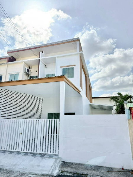 Urgent sale! Corner townhome in Burapha Land Village, Nong Kho, Sriracha.
