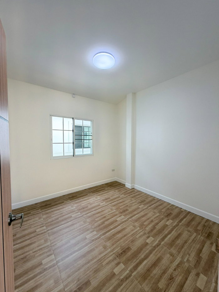 รูป ขายบ้านเดี่ยวชั้นเดียว สไตล์อังกฤษ บ้านสร้างใหม่ ทำเลใกล้โรงเรียนนานาชาติ เพียง 2.95 ล้านบาท พร้อมโอน #C7MG100946 - รูปที่ 7/15