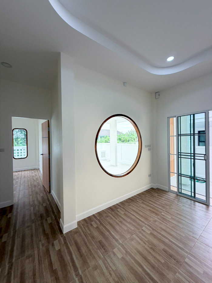 รูป ขายบ้านเดี่ยวชั้นเดียว สไตล์อังกฤษ บ้านสร้างใหม่ ทำเลใกล้โรงเรียนนานาชาติ เพียง 2.95 ล้านบาท พร้อมโอน #C7MG100946 - รูปที่ 8/15