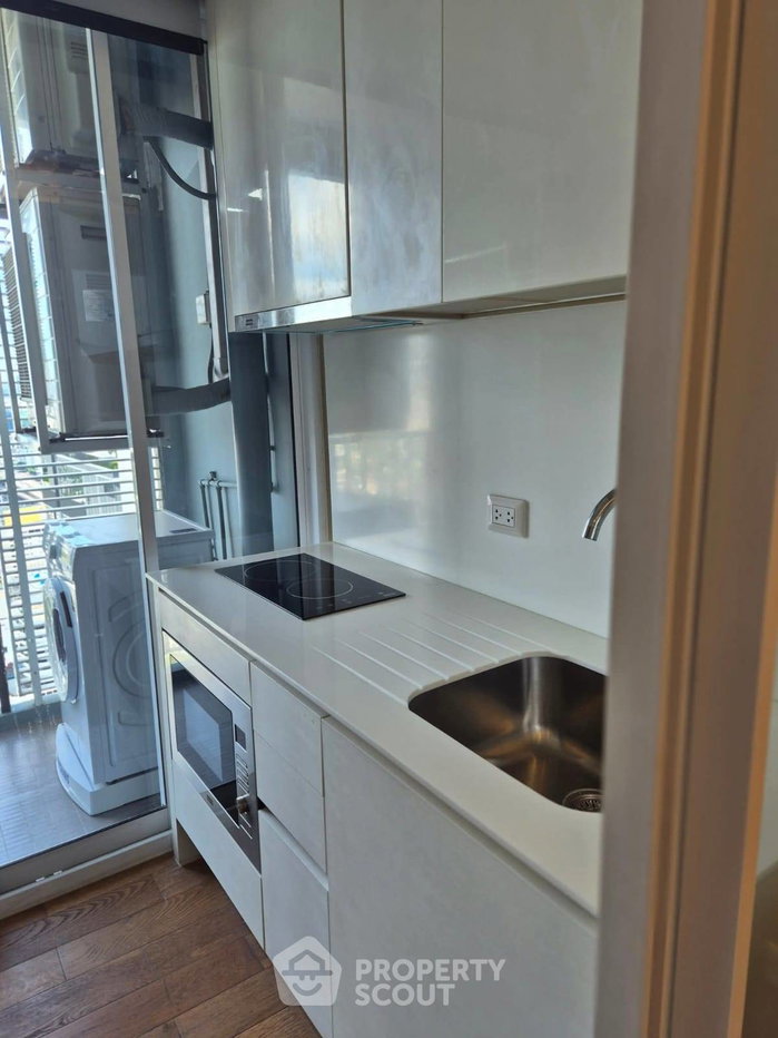 picture 1-BR Condo At The Saint Residences, 40th Floor Near MRT Phahon Yothin (ID 2263886) - 3/9
