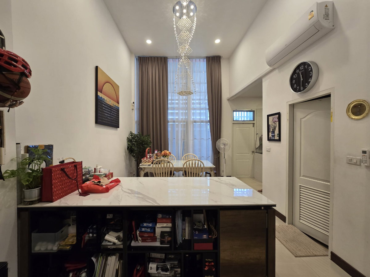 picture Beautiful Corner Townhouse Near BTS Udomsuk 4 Bed 5 Bath - 1/14