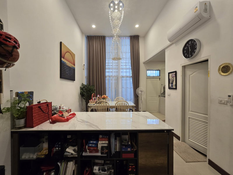 Townhouses for rent : Beautiful Corner Townhouse Near BTS Udomsuk 4 Bed 5 Bath