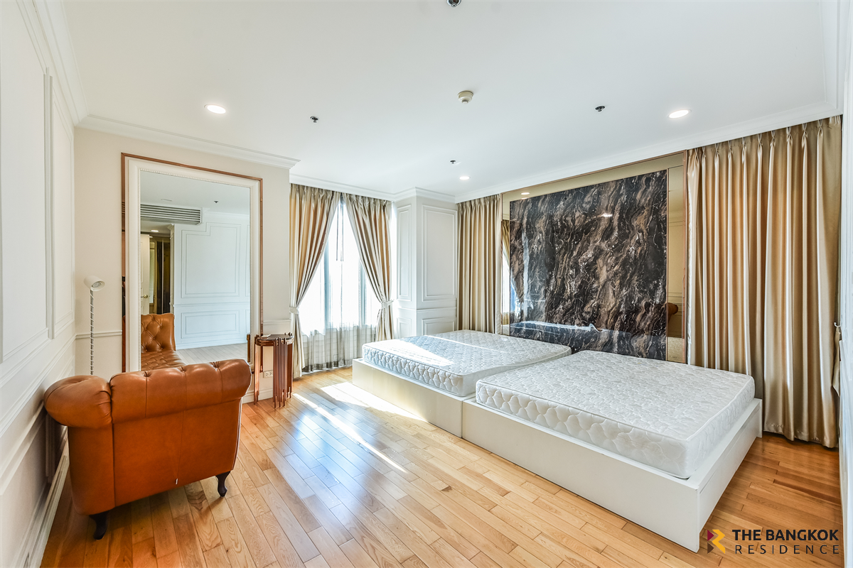 picture The Empire Place Beautiful Room, Good Condition - 2/10