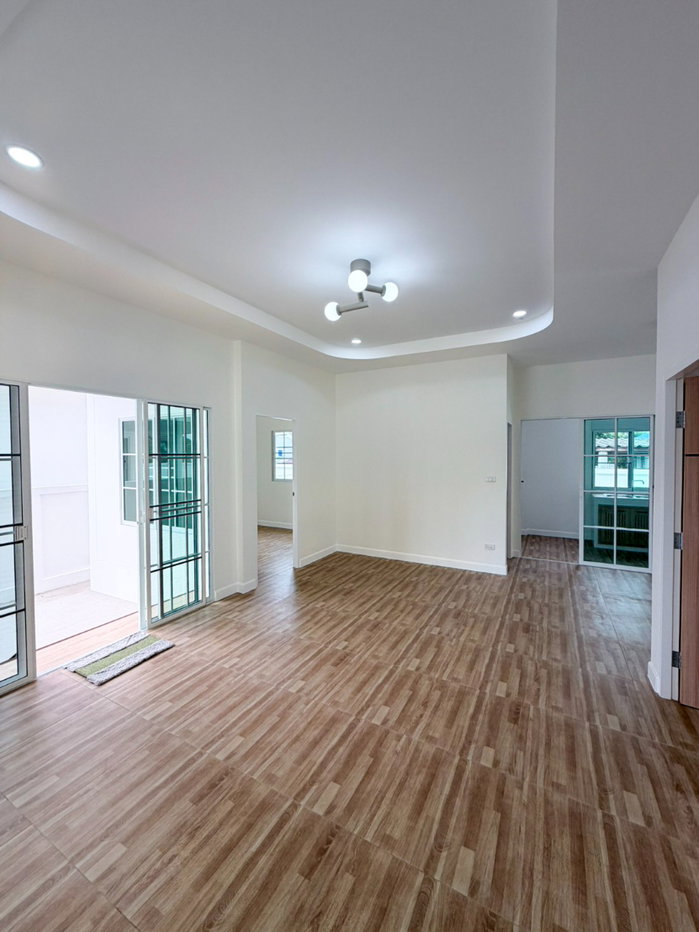 รูป ขายบ้านเดี่ยวชั้นเดียว สไตล์อังกฤษ บ้านสร้างใหม่ ทำเลใกล้โรงเรียนนานาชาติ เพียง 2.95 ล้านบาท พร้อมโอน #C7MG100946 - รูปที่ 10/15