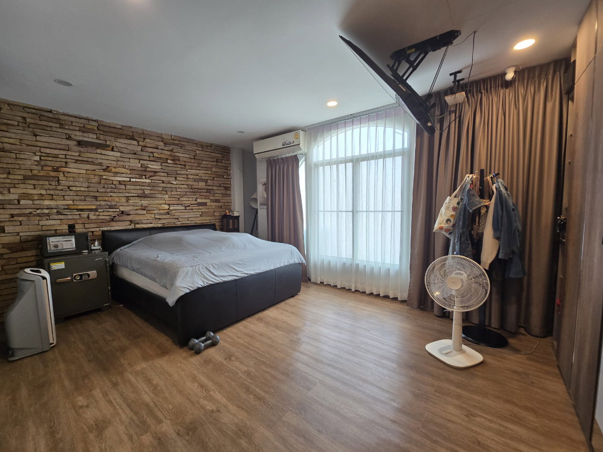 picture Beautiful Corner Townhouse Near BTS Udomsuk 4 Bed 5 Bath - 10/14