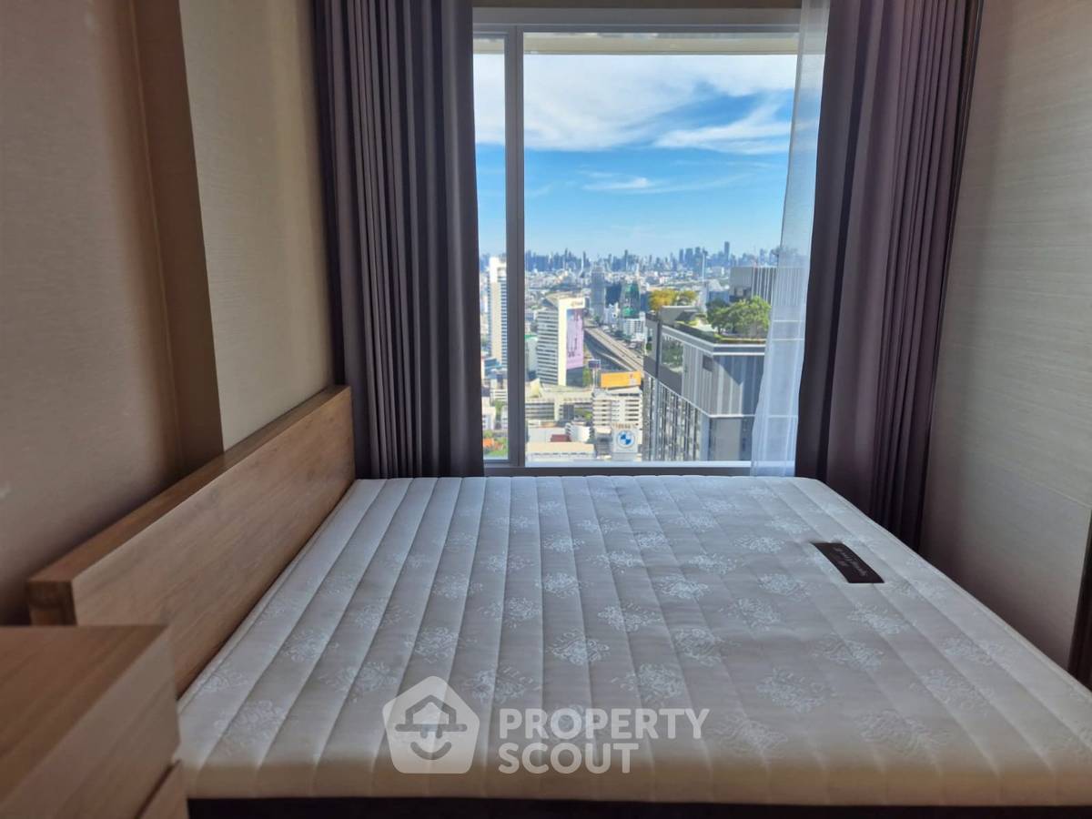 picture 1-BR Condo At The Saint Residences, 40th Floor Near MRT Phahon Yothin (ID 2263886) - 2/9