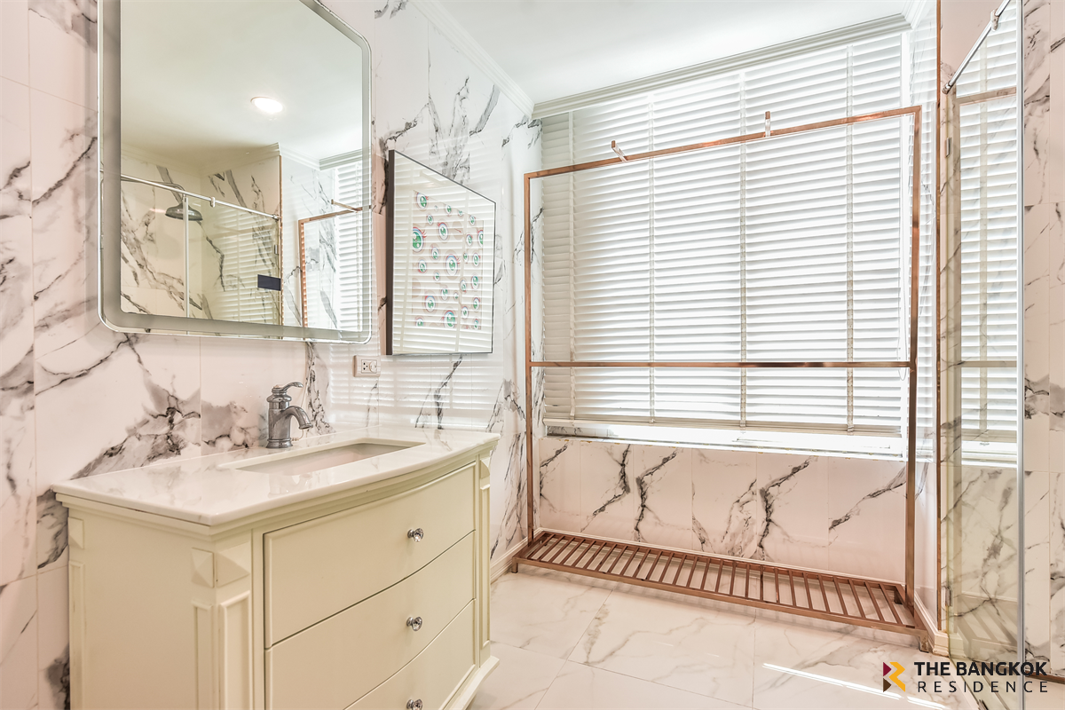 picture The Empire Place Beautiful Room, Good Condition - 8/10
