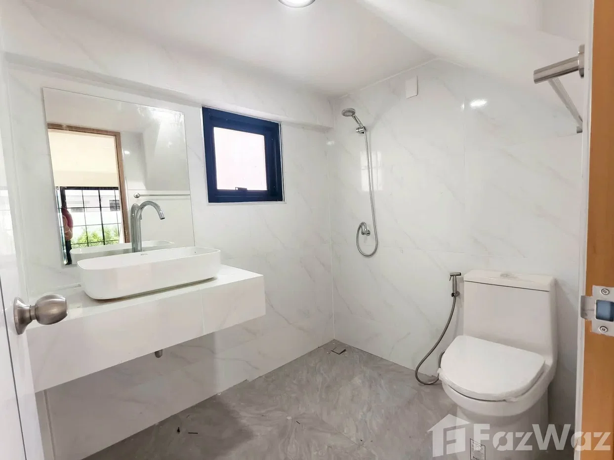 picture Beautifully Renovated 2-Storey Detached House 6597346 - 6/11