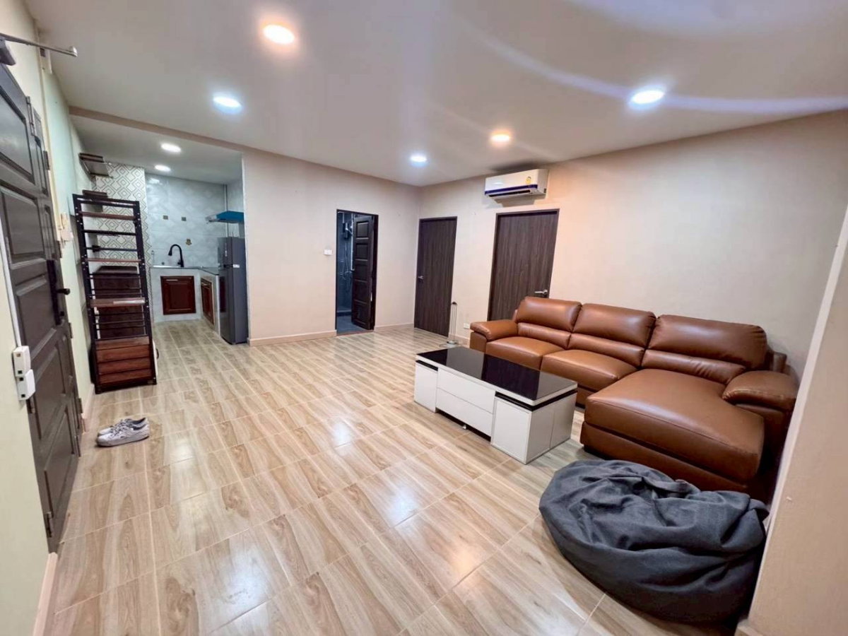 picture 🔥 Country Complex, large 80 sq.m. 2-bedroom unit near BTS Bangna, only 18,000 THB/month. Ready to move in! 🏙️🚆 - 4/11