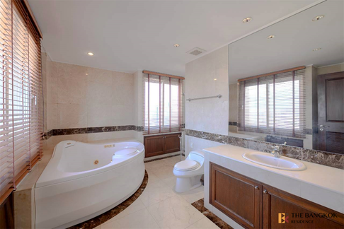 Ultimate Luxury Lifestyle with Convenience Las Colinas Condo near MRT Sukhumvit Station