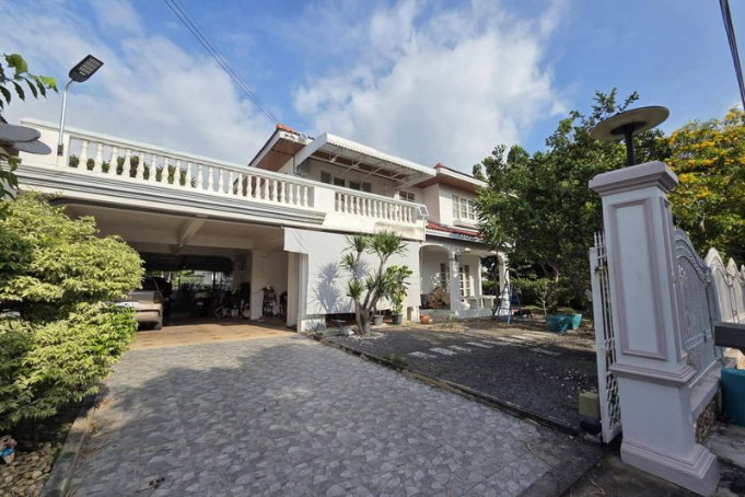 Single house for sale near community amenities, Rim Talay Village, Phraya Satcha, Chonburi.