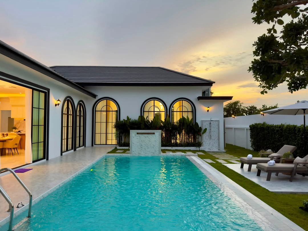รูป ขายบ้านเดี่ยวชั้นเดียว Luxuryพูลวิลล่าสร้างใหม่ สไตล์ Modern Classic 401 ตร.ว. พัทยา ใกล้อ่างเก็บน้ำมาบประชัน สร้างใหม่ พร้อมเข้าอยู่ - รูปที่ 2/12