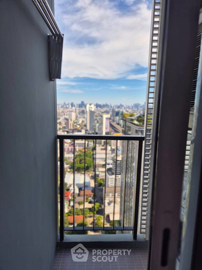 picture 1-BR Condo At The Saint Residences, 40th Floor Near MRT Phahon Yothin (ID 2263886) - 8/9