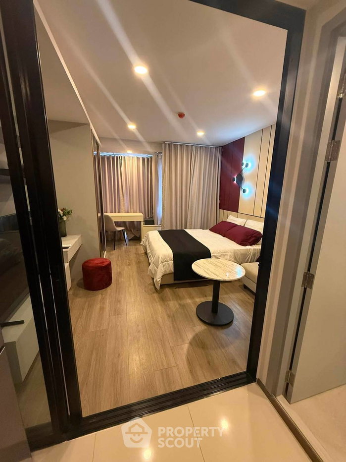 picture 1-BR Condo In SOHO Bangkok Ratchada, 200m To MRT Huai Khwang (ID 3111074) - 2/13