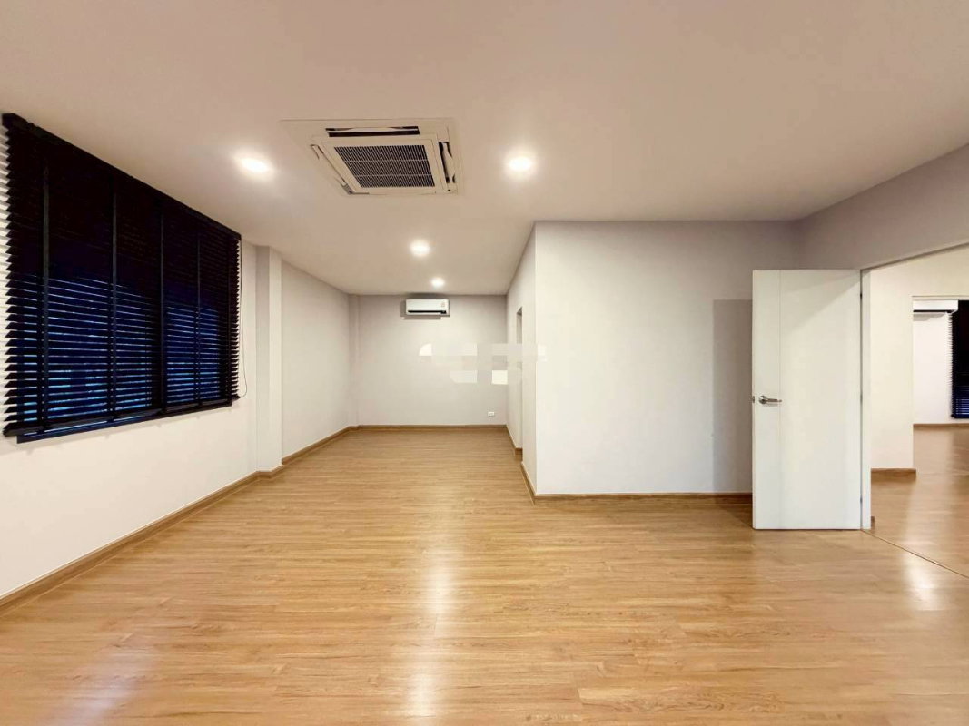 รูป ขายบ้านเดี่ยวหมู่บ้านเซนโทร  รามอินทรา จตุโชติ2  80.8 ตรว พื้นที่ใช้สอย 289 ตรม 4 ห้องนอน 5 ห้องน้ำ  บ้านสวยและราคาคุยกันได้ - รูปที่ 11/33