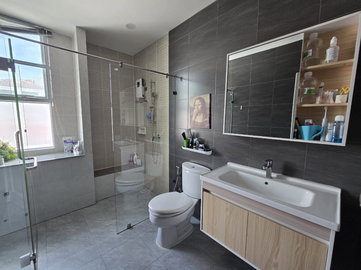 picture Beautiful Corner Townhouse Near BTS Udomsuk 4 Bed 5 Bath - 11/14