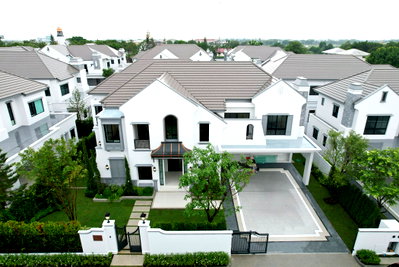 Houses for sale Saphan Sung : Call : 085-141-3333 Luxurious mansion 130 sq.wa 4 Beds 5 Baths 2 kitchens 1 maid's room, parking for 6 cars, Fully furnished, ready to move in