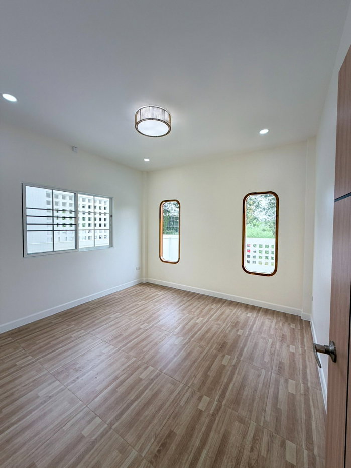 รูป ขายบ้านเดี่ยวชั้นเดียว สไตล์อังกฤษ บ้านสร้างใหม่ ทำเลใกล้โรงเรียนนานาชาติ เพียง 2.95 ล้านบาท พร้อมโอน #C7MG100946 - รูปที่ 9/15