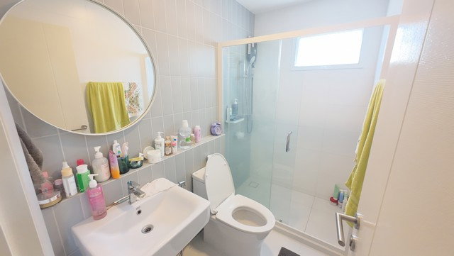 รูป บ้านหลังมุมแบบนี้... ในโครงการอินดี้ 4 เมกะบางนา มีเข้าตลาดไม่บ่อย! พร้อมเฟอร์นิเจอร์ หันหน้าทิศใต้ อยู่สบาย ซื้อแล้วเข้าอยู่ได้ทันที  - รูปที่ 24/27