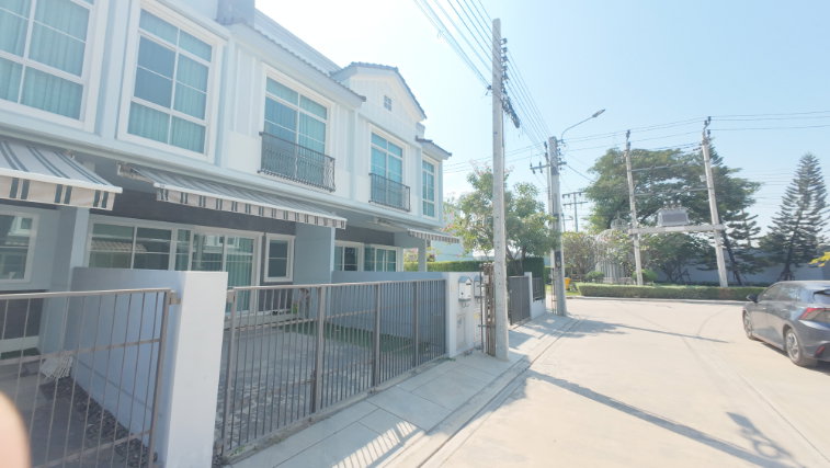 รูป บ้านหลังมุมแบบนี้... ในโครงการอินดี้ 4 เมกะบางนา มีเข้าตลาดไม่บ่อย! พร้อมเฟอร์นิเจอร์ หันหน้าทิศใต้ อยู่สบาย ซื้อแล้วเข้าอยู่ได้ทันที  - รูปที่ 3/27