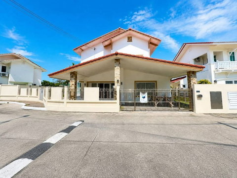 House for Rent at Baan Fah Rim Had, near Jomtien Beach!!! 4 Bedrooms, 4 Bathrooms