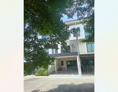 Call : 092-251-3911 Patio Srinakarin-Rama 9 Townhome 3 story with a view of golf course 3 Beds, 3 Baths