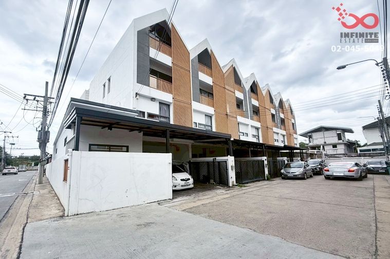 ขายทาวน์โฮม 4 ห้องนอน 300 ตร.ม. 35 ตร.ว. เขตลาดพร้าว