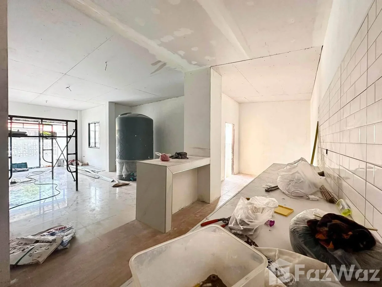 picture 🔥 Fully Renovated Corner Townhouse with Side Garden 6608315 - 2/7