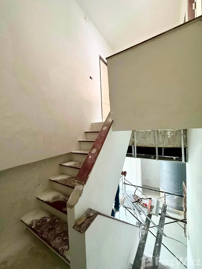picture 🔥 Fully Renovated Corner Townhouse with Side Garden 6608315 - 3/7