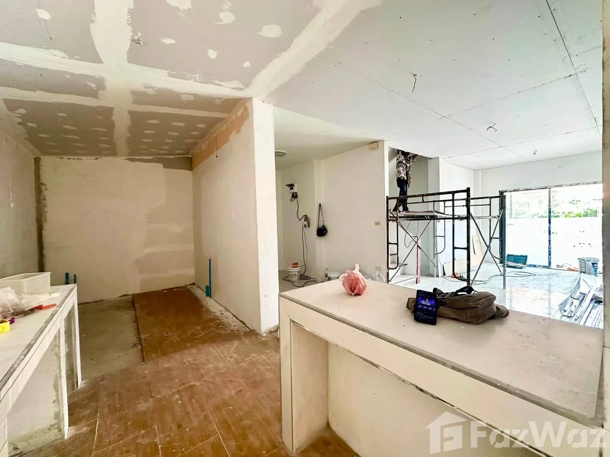 picture 🔥 Fully Renovated Corner Townhouse with Side Garden 6608315 - 4/7