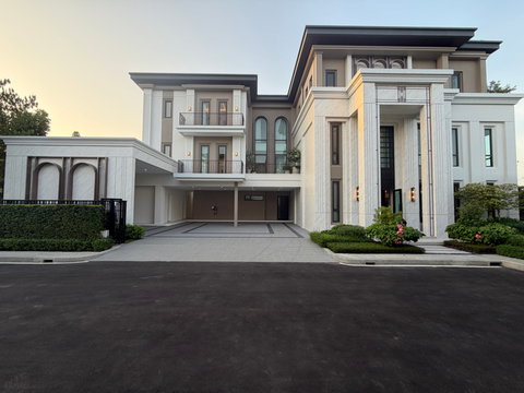 SPACE IS THE NEW LUXURY. 1,070 SQ.M. OF PRIVATE LIVING IN BANGNA KM.