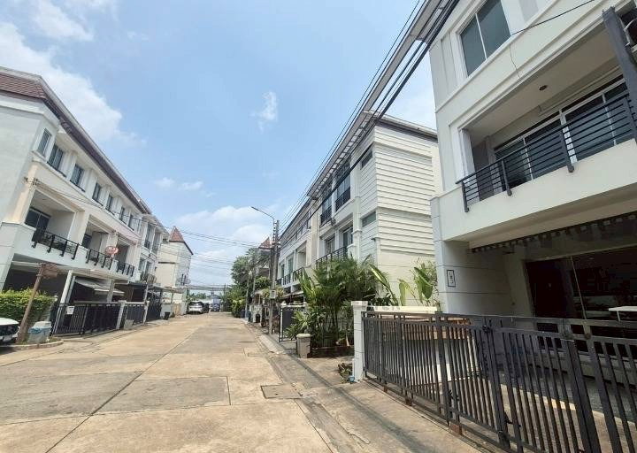 รูป ขายบ้านกลางเมือง เดอะรอยัล โมนาโค ซ.ศรีนครินทร์ 24 ใกล้แยกพัฒนาการ 3 ชั้นหลังมุม ทำเลดี - รูปที่ 9/19