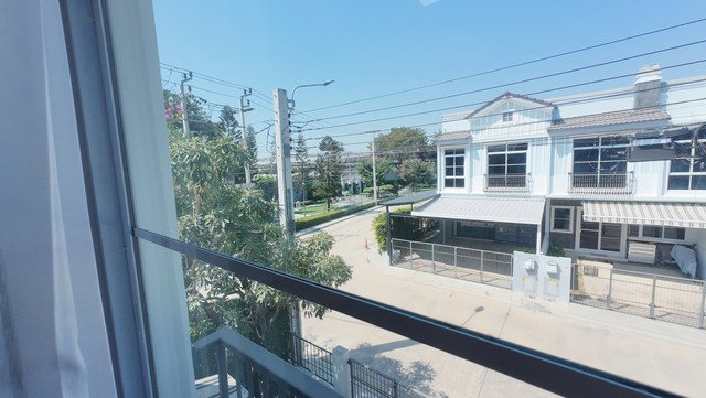 รูป บ้านหลังมุมแบบนี้... ในโครงการอินดี้ 4 เมกะบางนา มีเข้าตลาดไม่บ่อย! พร้อมเฟอร์นิเจอร์ หันหน้าทิศใต้ อยู่สบาย ซื้อแล้วเข้าอยู่ได้ทันที  - รูปที่ 22/27