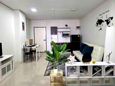 ขายคอนโด : ขายคอนโด SR Complex ทำเลใจกลางเมือง พื้นที่กว้าง 38 ตร.ม. วิวสวย ฟรีโอน! T.063-6649056