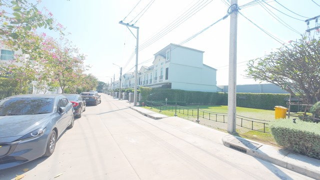 รูป บ้านหลังมุมแบบนี้... ในโครงการอินดี้ 4 เมกะบางนา มีเข้าตลาดไม่บ่อย! พร้อมเฟอร์นิเจอร์ หันหน้าทิศใต้ อยู่สบาย ซื้อแล้วเข้าอยู่ได้ทันที  - รูปที่ 6/27
