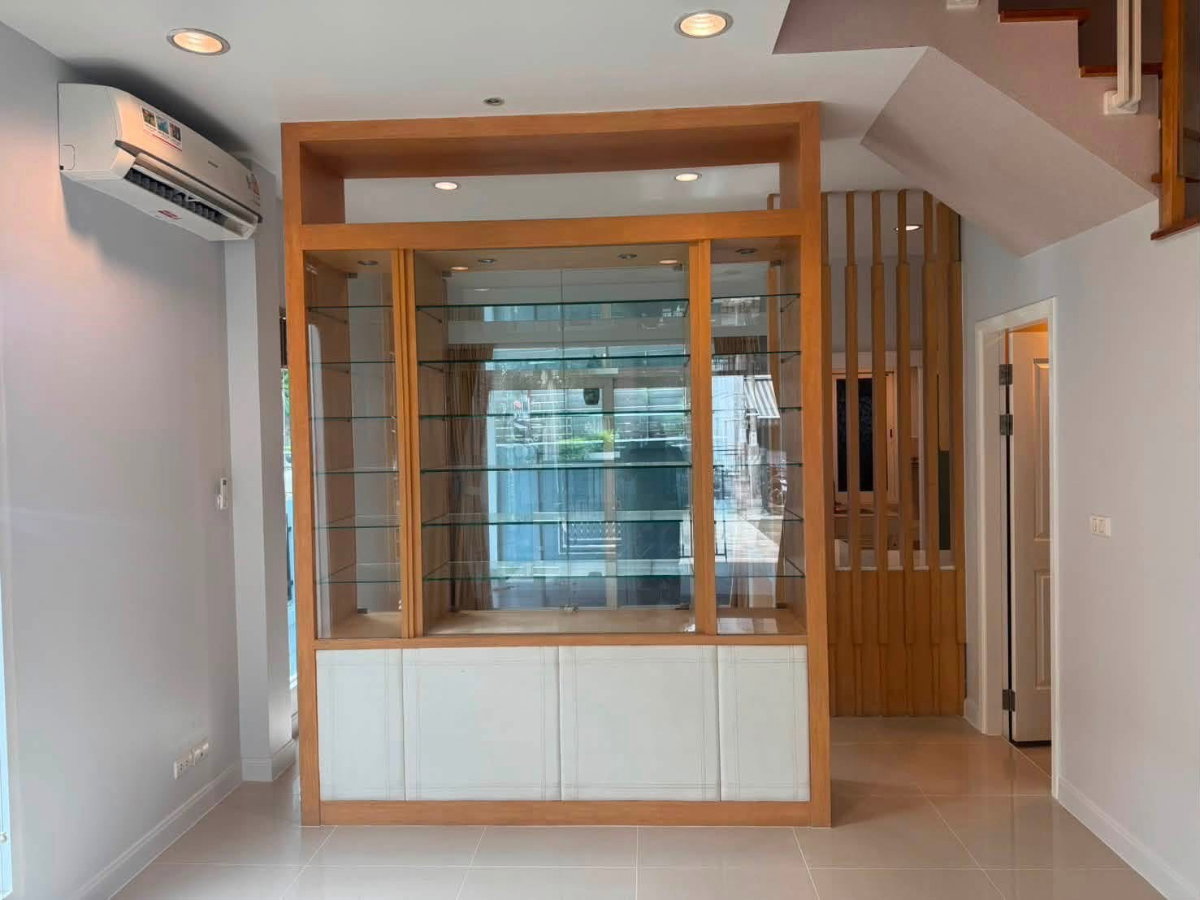 รูป 🏡 ให้เช่า ทาวน์โฮม 3 ชั้น หลังมุม บ้านกลางเมือง เออร์บาเนี่ยน พระราม 9 – ลาดพร้าว 3 ห้องนอน 3 ห้องน้ำ บ้านหลังมุม บรรยากาศโปร่ง โล่ง เป็นส่วนตัว - รูปที่ 2/16