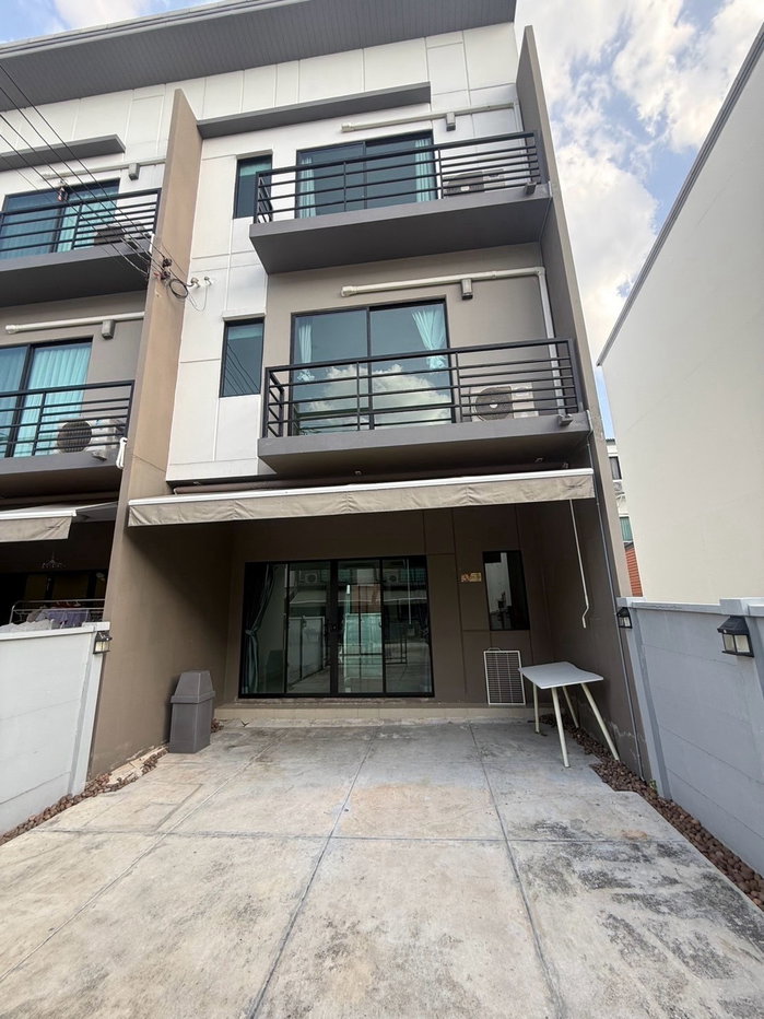 รูป 🏡 ให้เช่าทาวน์โฮม 3 ชั้น 📍 หมู่บ้านกลางเมือง รามอินทรา 3 ห้องนอน 3 ห้องน้ำ บ้านสวย พร้อมเข้าอยู่ ทำเลดี เดินทางสะดวก #รับสัตว์เลี้ยงขนาดเล็ก🐱🐶 - รูปที่ 1/18